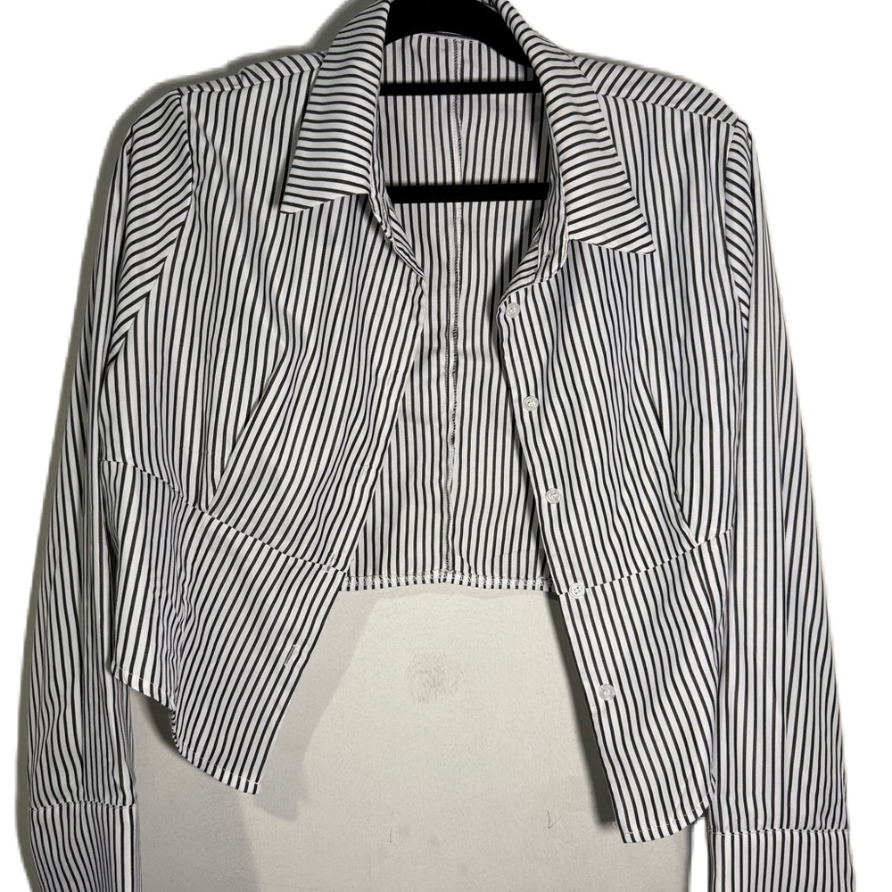 Striped Black and White Cropped Button down Women's Top xl - Picture 2 of 5